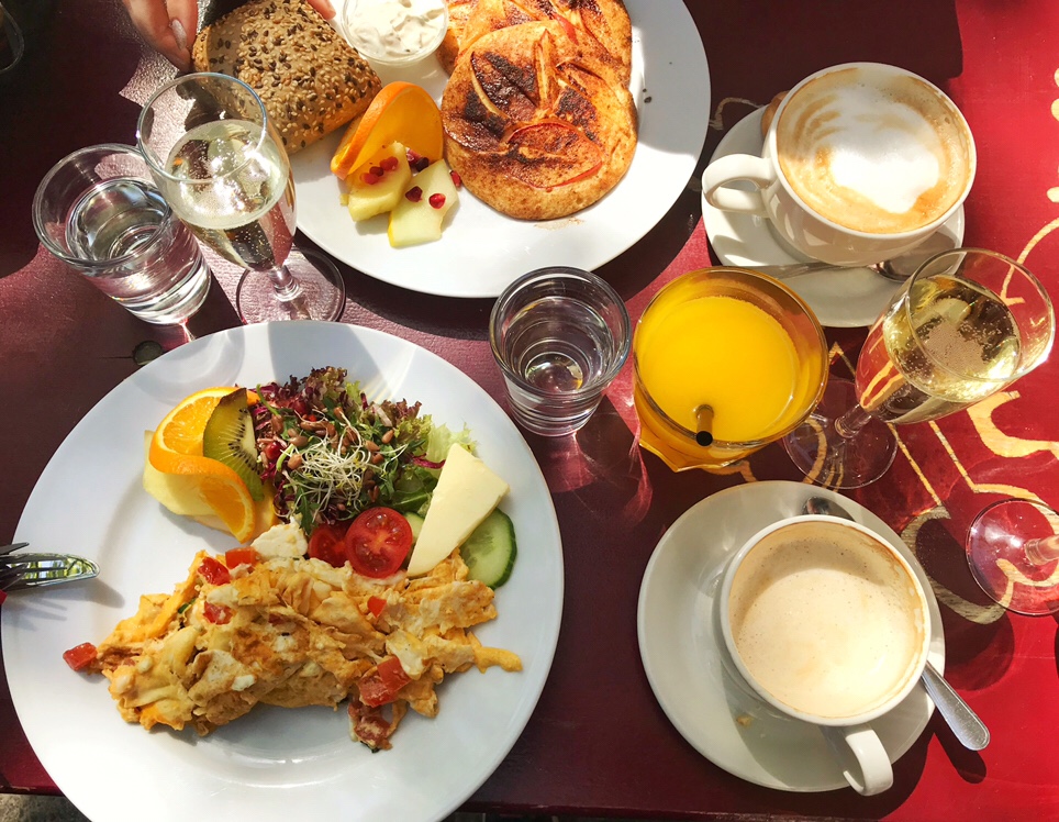 Aamiainen, munakas, pannukakut, appelsiinimehu, kahvi